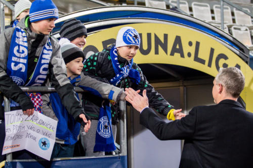 Trenér Jílek si plácá s omladinou po vítězném zápase